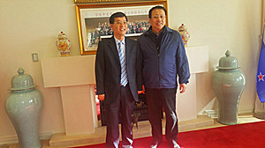 Shandong 지방 정부 인 Gong Zheng은 뉴질랜드 카지노 검증 사이트 회장 Xu Pengqiang을 만난다