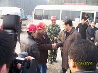 Shandong 지방당위원회 상임위원회 위원 인 Wang Junmin 및 부통령 총재는 검사 및 지침을 위해 Beichuan People 's Hospital 건설을 지원하기 위해 그룹 회사를 방문했습니다.