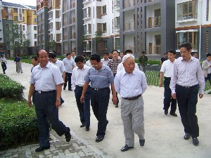 양 루다이 (Yang Rudai), 중국인 정치 협의회의 전국위원회 부회장은 사천 주택의 첫 번째 단계를 검사했다.