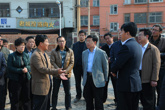 Xu Pengqiang 회장은 Zhangmenghe 리노베이션 및 Chenghuang Temple Project를 조사하기 위해 Xia Fangchen 부시장과 함께